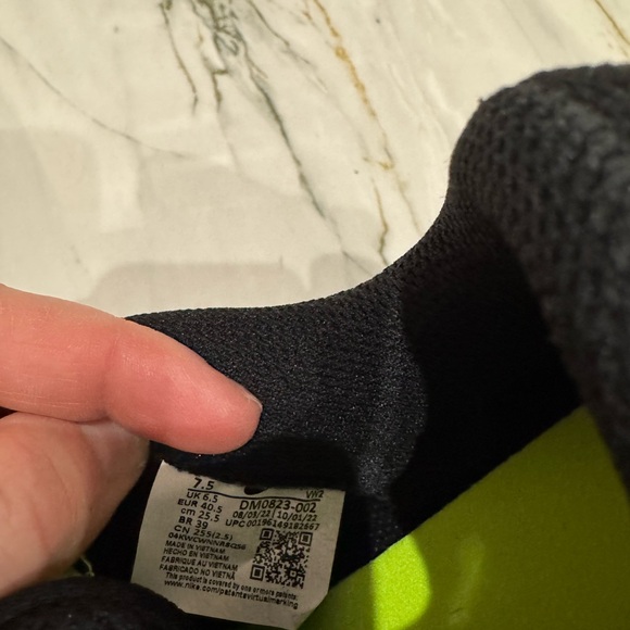 Nike Men's Black and Neon Green Running Shoes - Picture 16 of 16